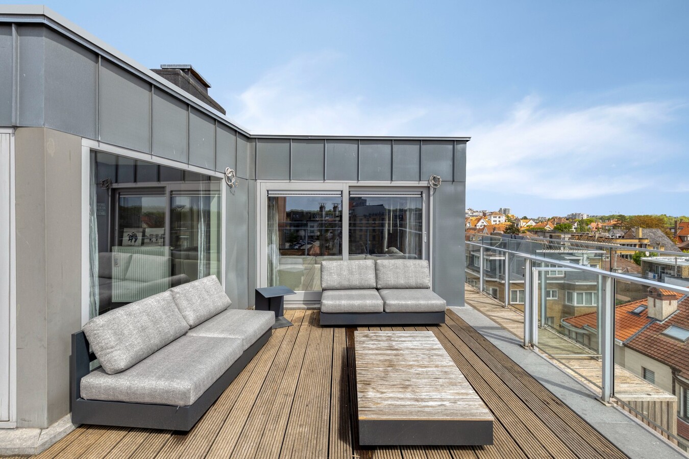 Penthouse ensoleillé avec une très grande terrasse 