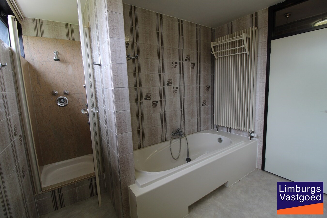 Ruime villa, 308m², 4 slpk, uitzicht op velden, 19a49ca 