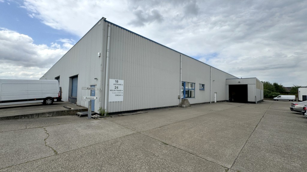 Loods met kantoor te huur nabij E313 in Wommelgem