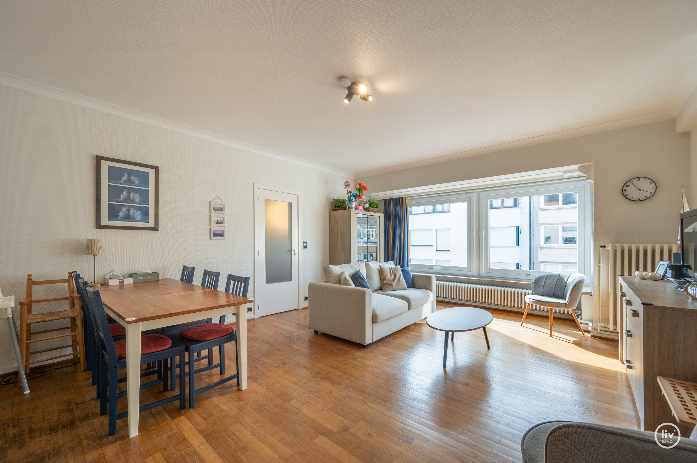 Instapklaar appartement met 2 slaapkamers nabij strand en Lippenslaan te Knokke. 