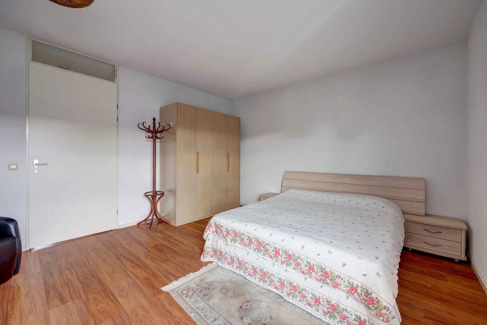Goed onderhouden 4-kamer eengezinswoning met 3 goede slaapkamers (optie tot creëren 4e slaapkamer), ruime badkamer, onderhoudsvriendelijke tuin en gelegen op eigen grond! 