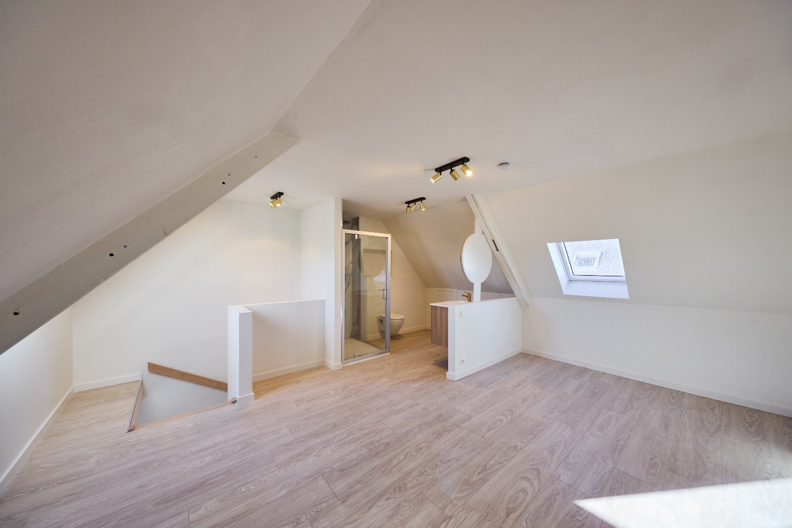 Volledig gerenoveerde centrumwoning in het hartje van Sint-Lodewijk op 442 m²! 