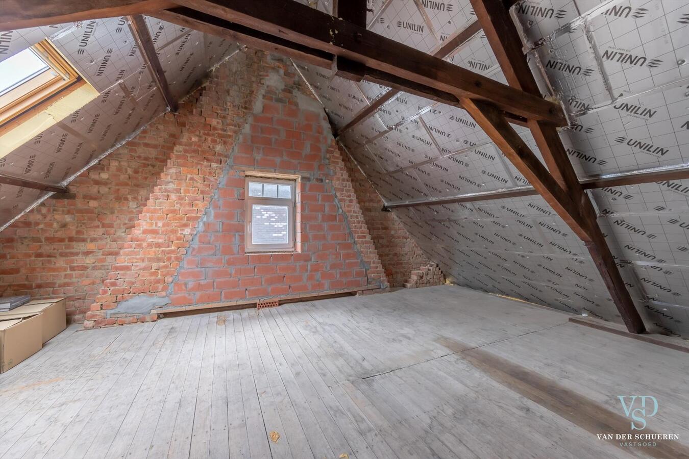 Degelijke, karaktervolle woning met tuintje. UNIEK AANBOD ! 