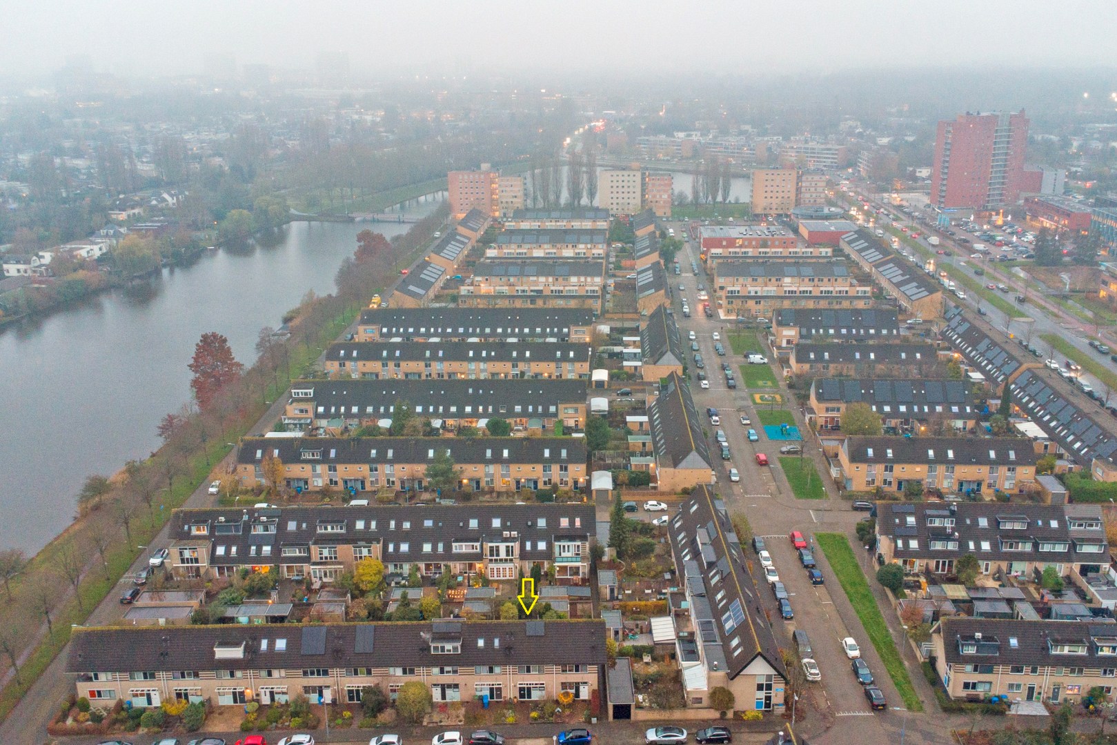 Ruime 5-kamer tussenwoning met inbouw keuken, moderne badkamer, 4 slaapkamers, ruime tuin gelegen op het zuidwesten. 