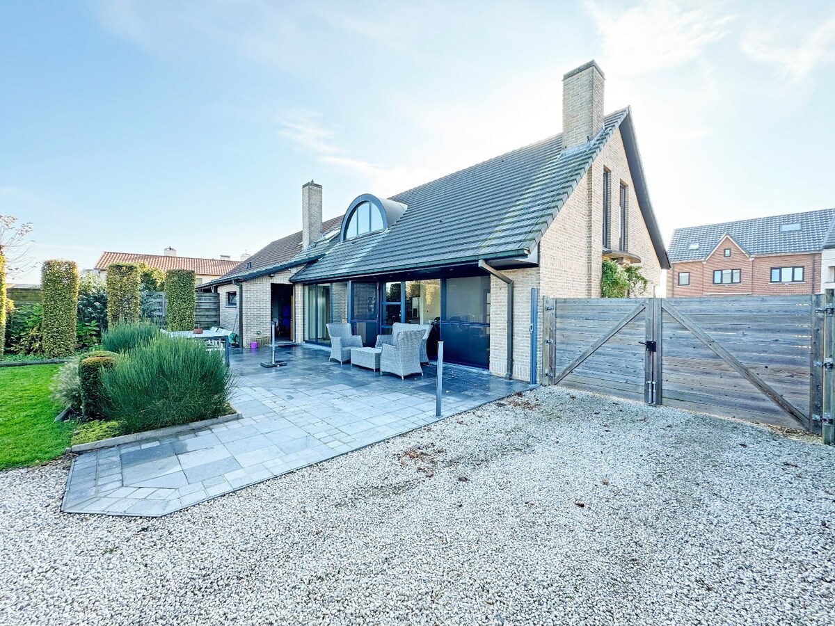 Ruime gezinswoning met knappe tuin te Erwetegem 
