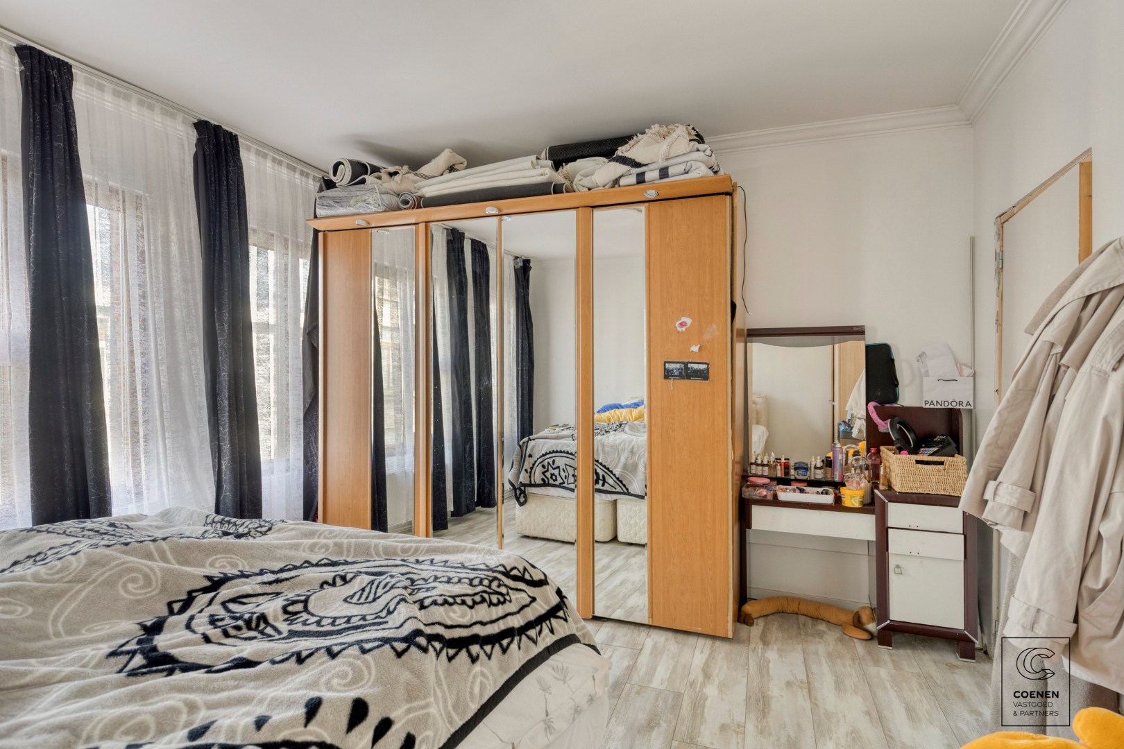 Ruime handelswoning, momenteel ingericht als handelsruimte en 2 appartementen op goede ligging te Antwerpen! 