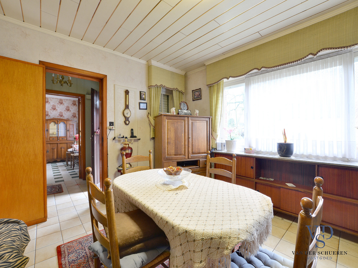 Stevige woning met karaktervolle stallingen in hartje Dikkelvenne. 