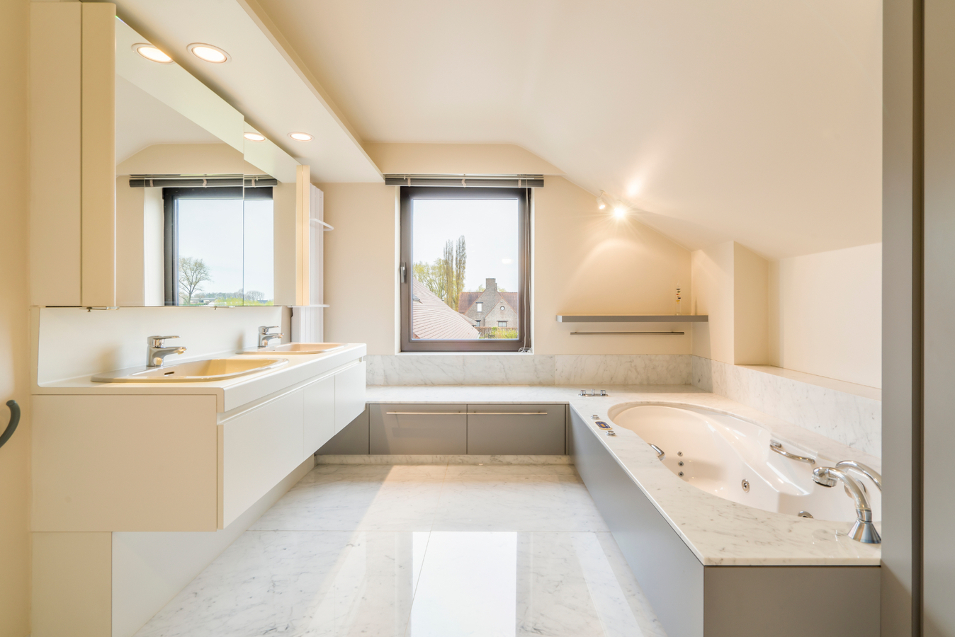 Luxueus afgewerkte villa met 3 slaapkamers én garage te Gits 