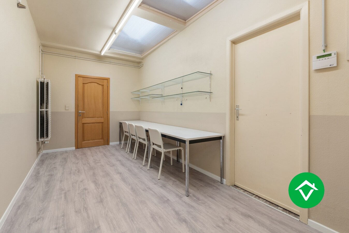 Veelzijdig handelspand met woonst en twee verhuurde appartementen in centrum Aartrijke 