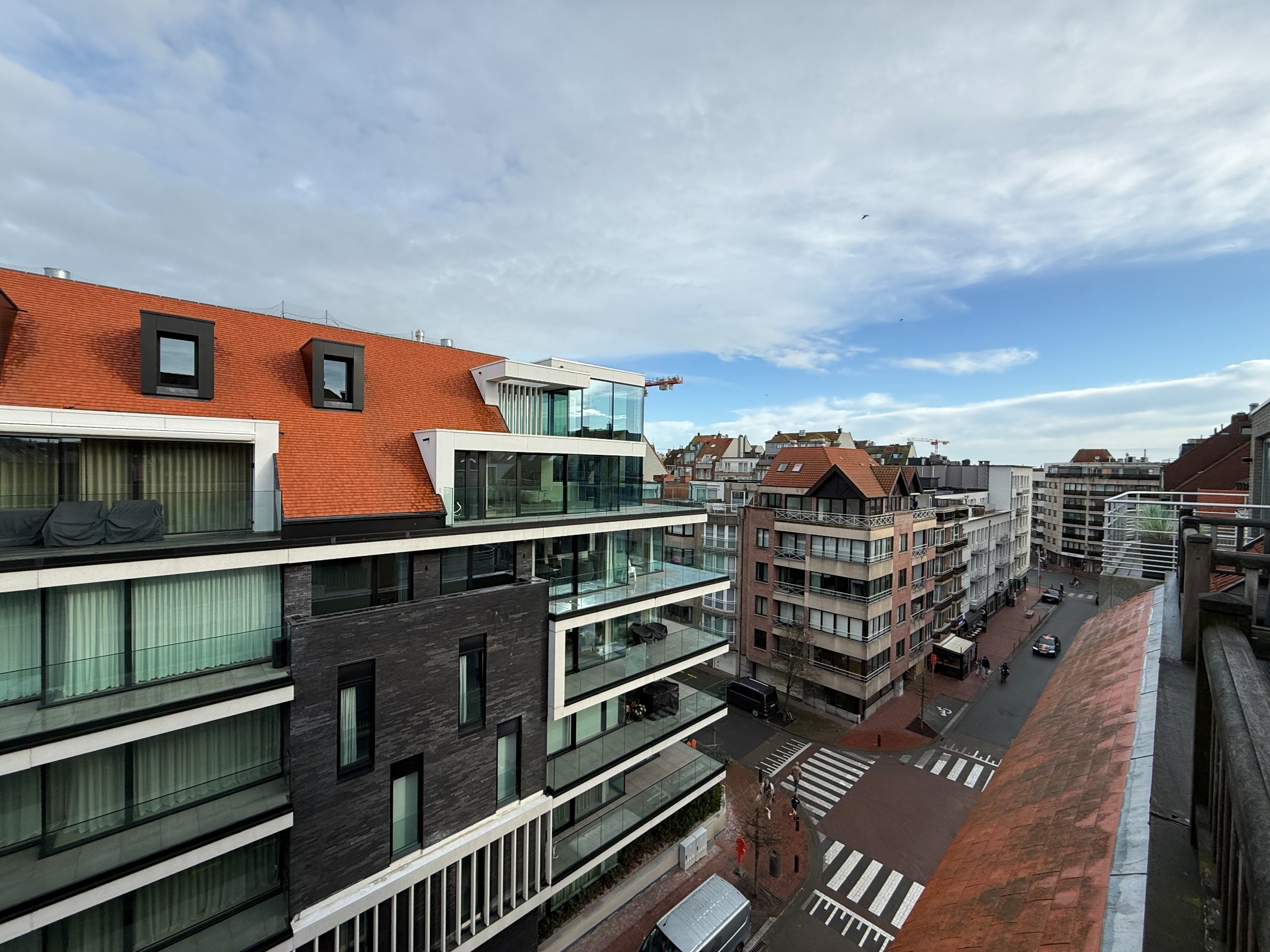 Meublé - Appartement en duplex avec trois chambres et de grandes terrasses situé au centre de Knokke. 