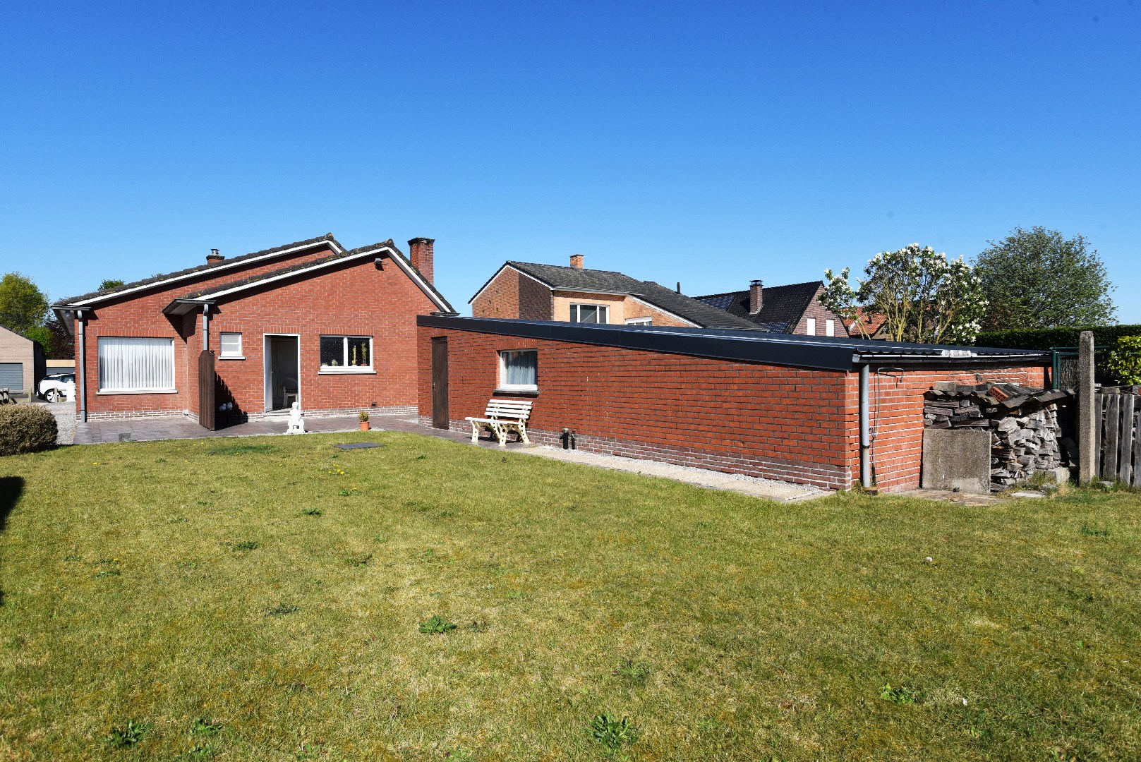 Grondig te renoveren woning  mooi gelegen te Adegem 