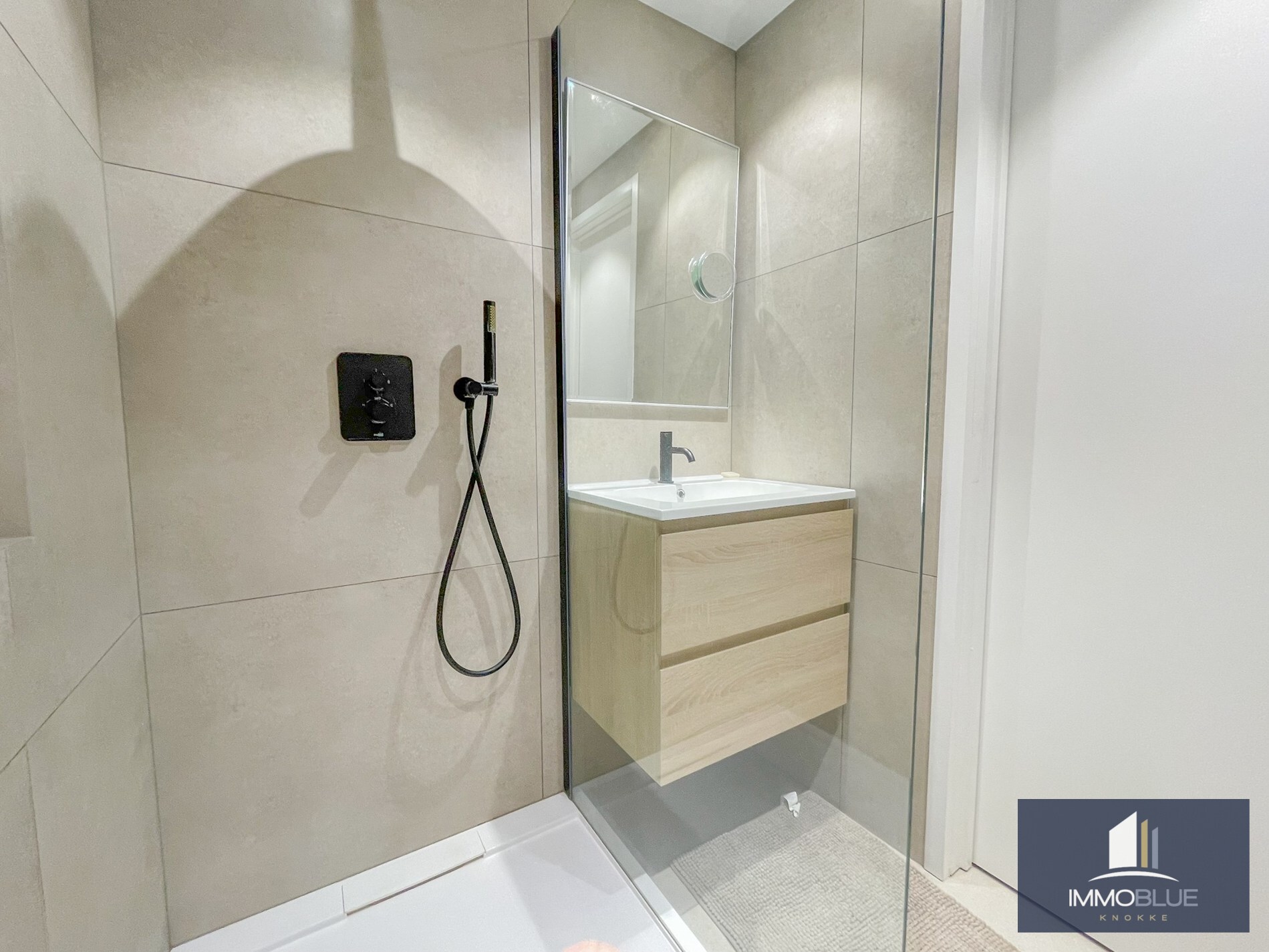 Appartement entièrement rénové, situé à deux pas de la mer. 