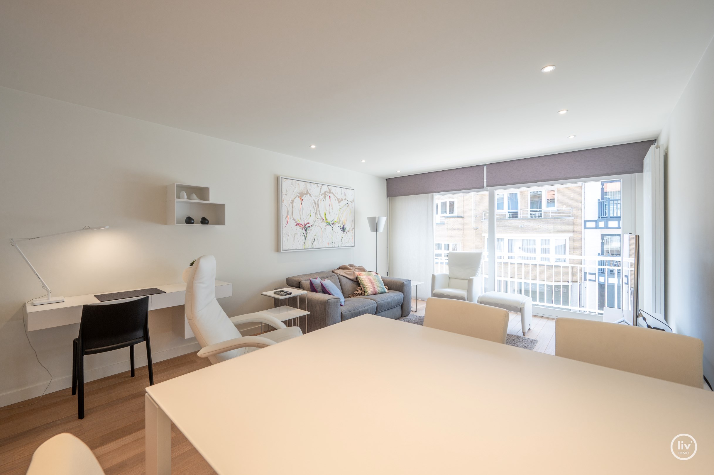 Bel appartement avec une grande terrasse ensoleillée situé dans une rue calme de l'avenue Dumortier. 