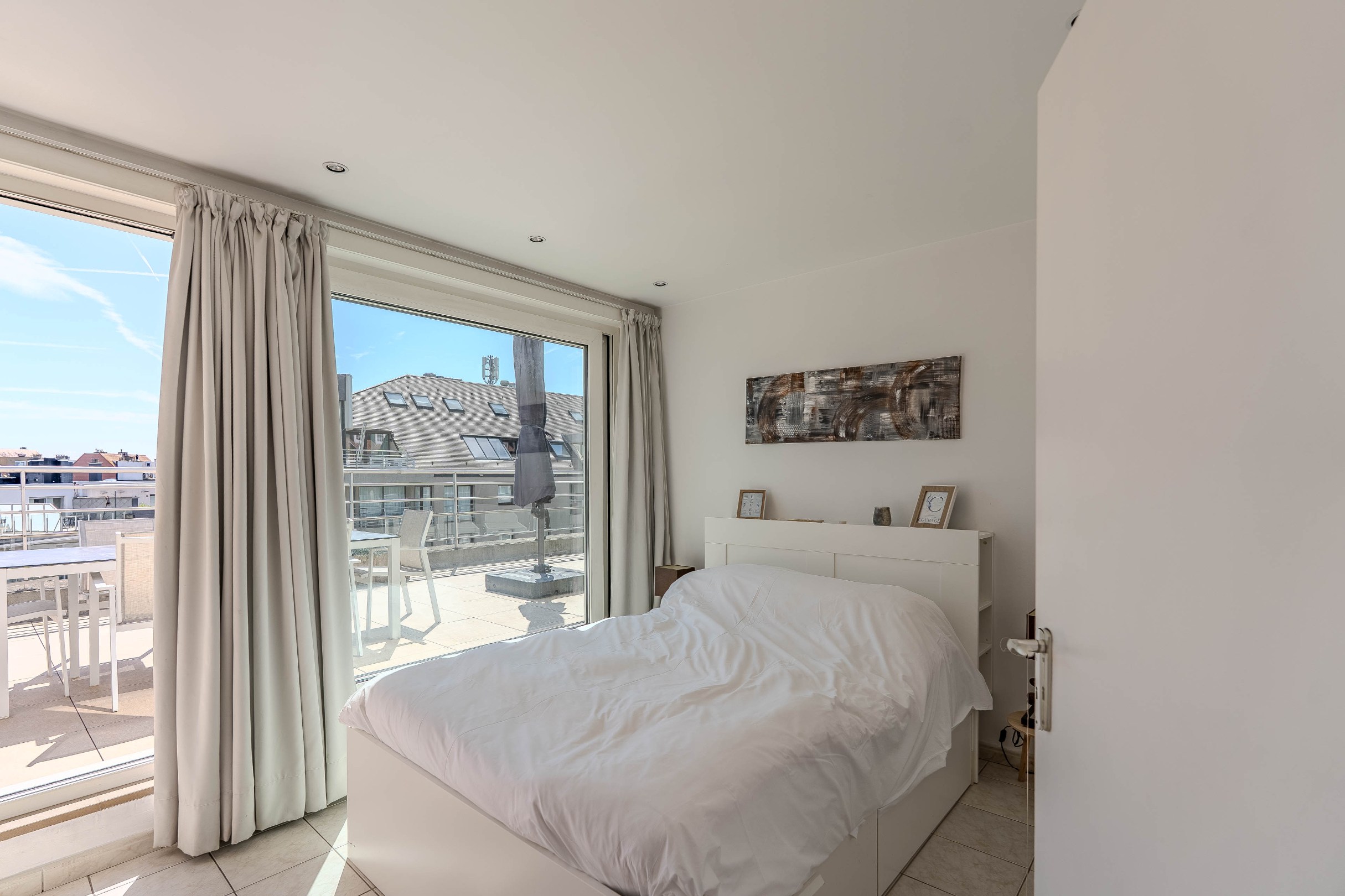 Schitterend penthouse met 2 slaapkamers, ruime terrassen en zijdelings zeezicht. 
