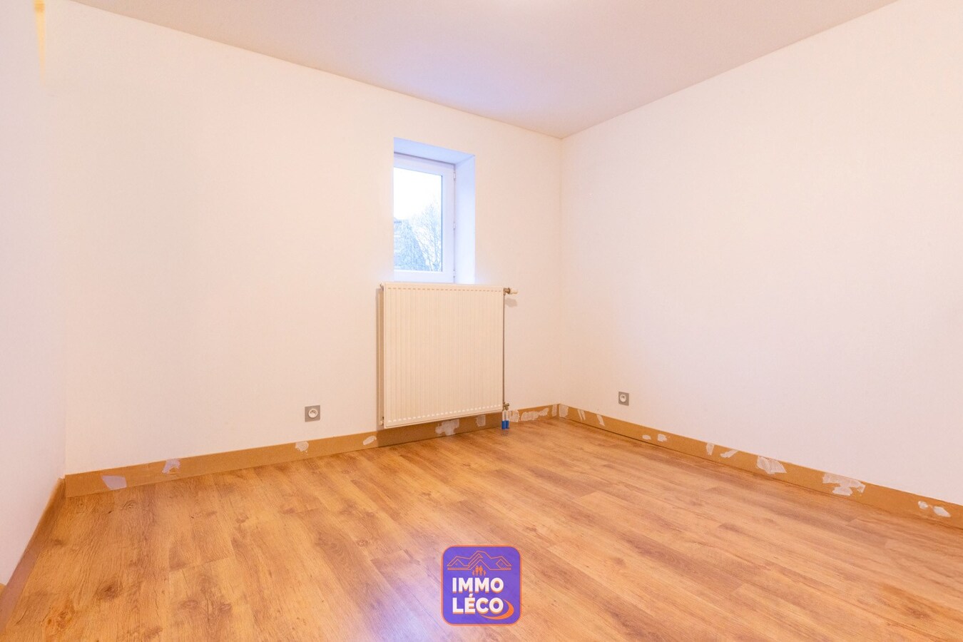 Maison rénovée avec grande cour/terrasse. 