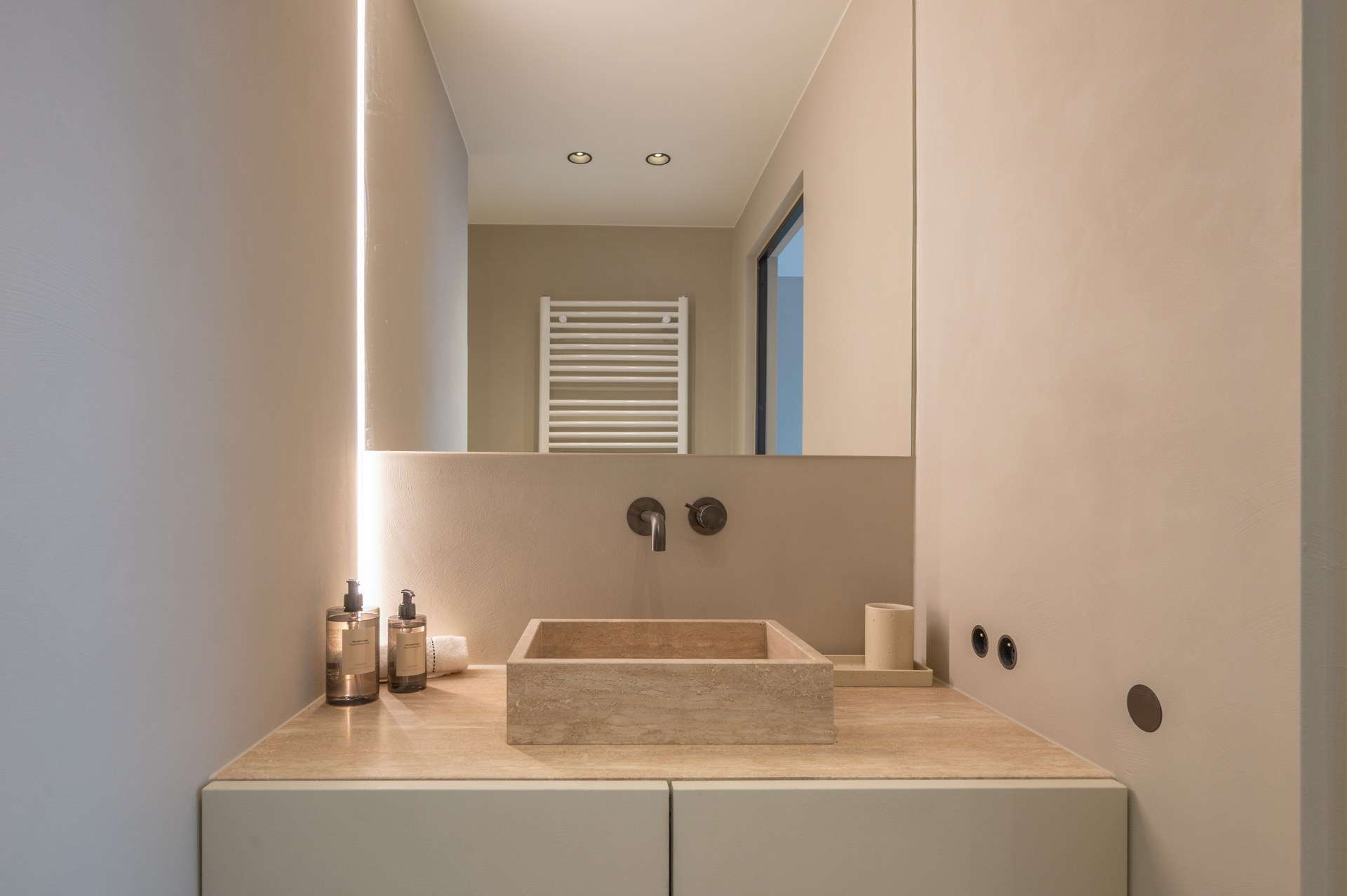 Prachtig gerenoveerd en instapklaar appartement met 3 slaapkamers en frontaal zeezicht, gelegen in een prestigieuze residentie op de zeedijk in het Zoute. 