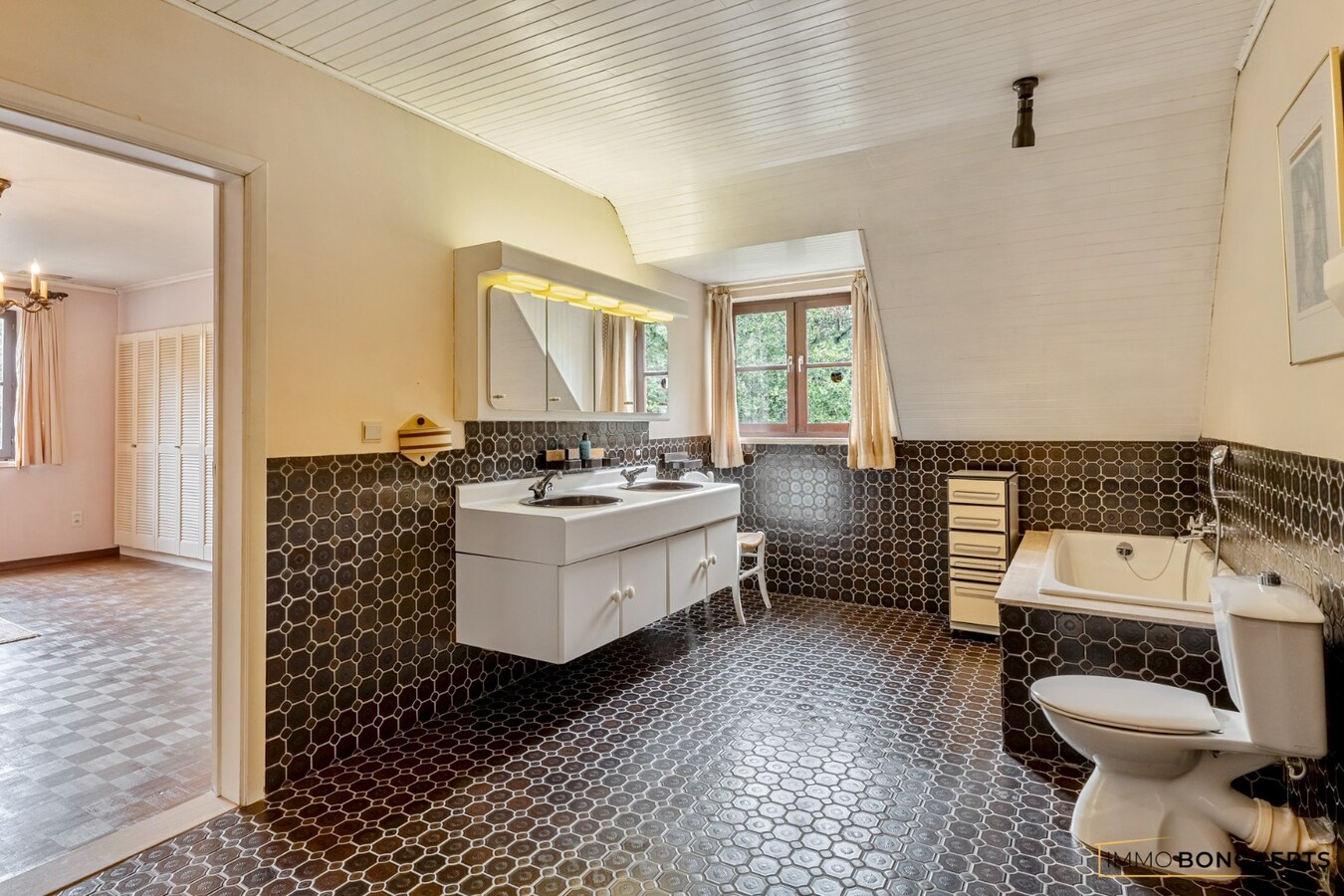 Prachtige villa met praktijkruimte en royale tuin in Houthalen-Oost 