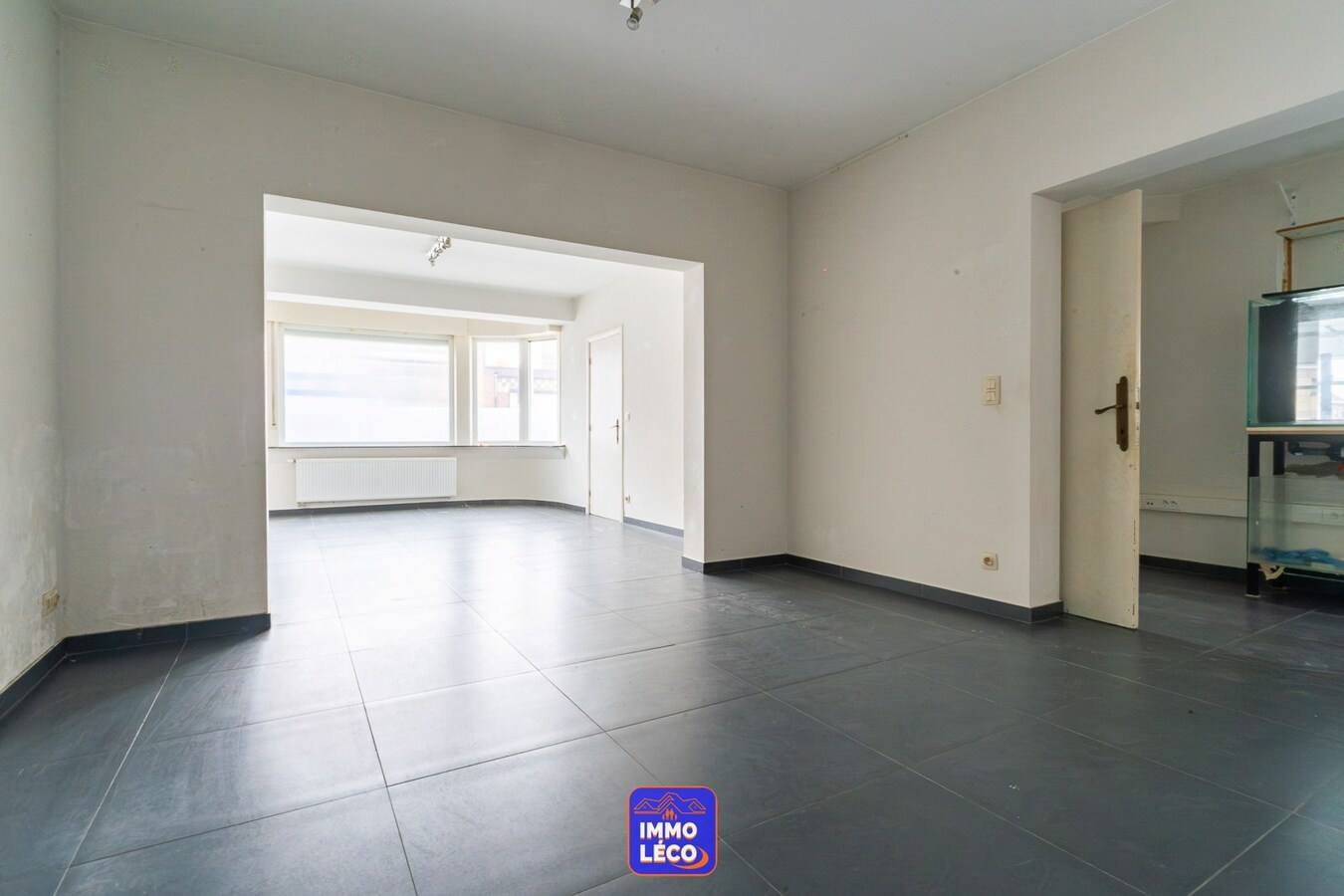 Surface commerciale de 450m2 avec habitation, facilités de parking, etc.. RARE à la location ! Situation exceptionnelle ! 