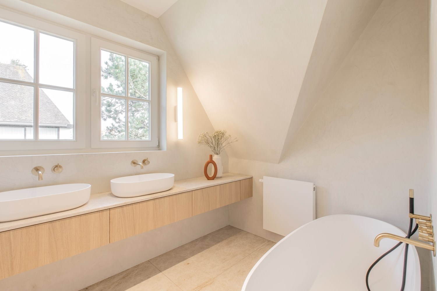 Lichtrijk penthouse appartement met aangename zonneterrassen op amper 50m wandelafstand van de Zeedijk-Albertstrand. 