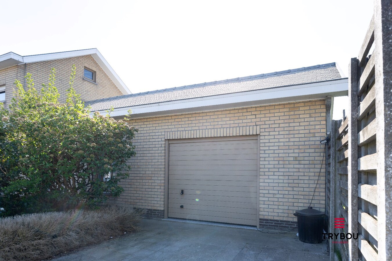 Instapklare gezinswoning met garage en prachtige tuin in rustige straat 