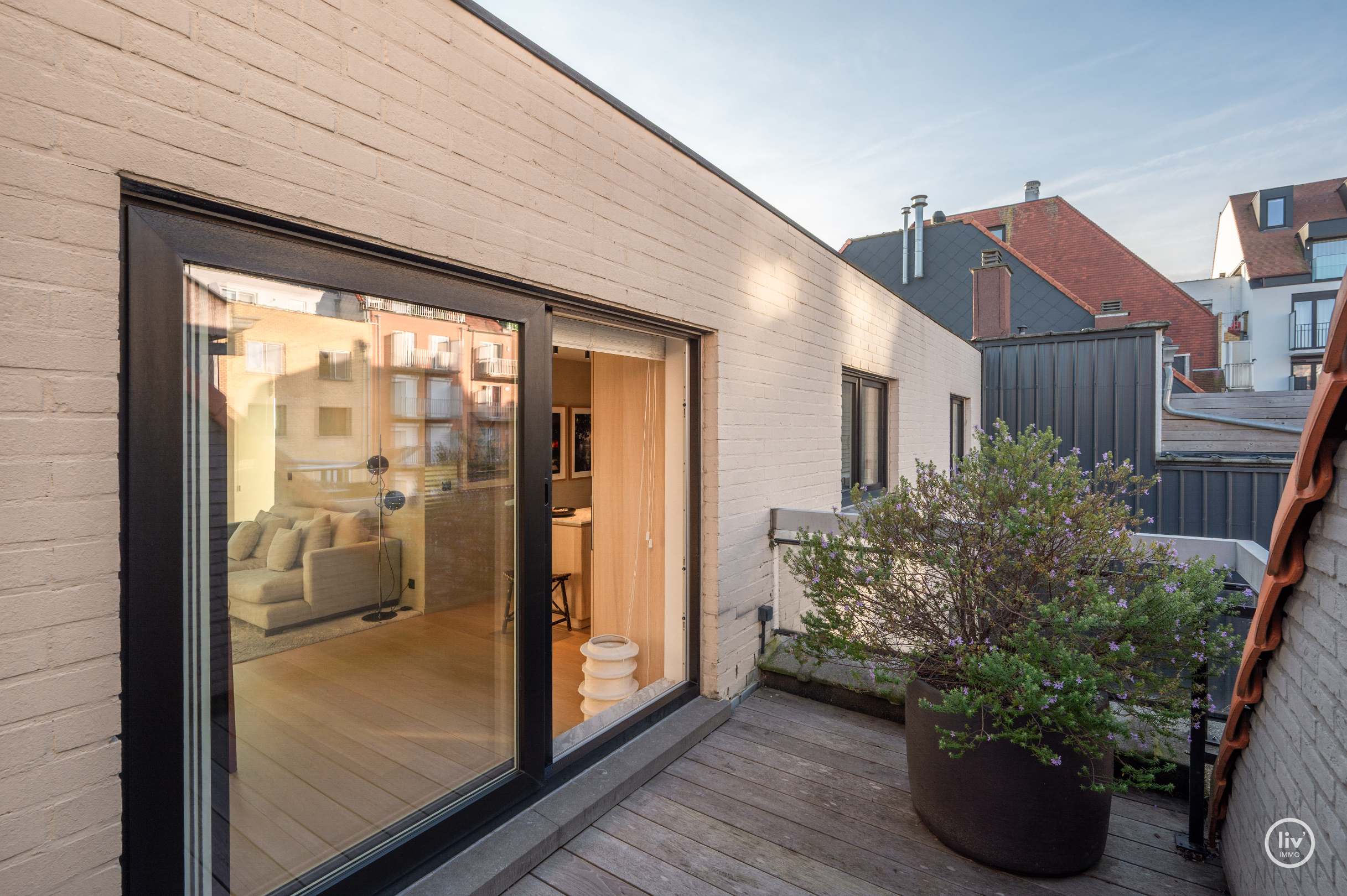 Voici la traduction en français :Appartement lumineux et également en penthouse, idéalement situé entre le Zoute et le centre commercial (possibilité d'acquérir une place de garage à proximité de l'ap 