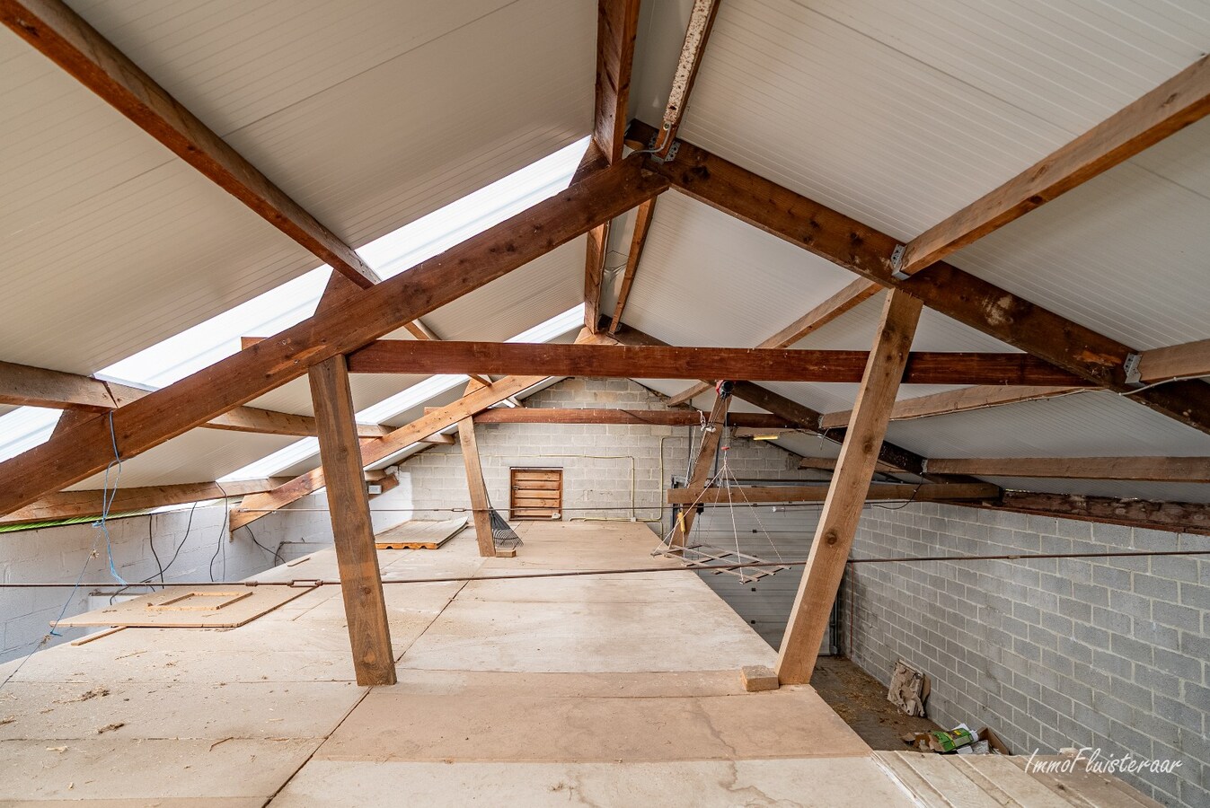 Ruime woning met paardenstallen op ca. 85 are te Kinrooi 