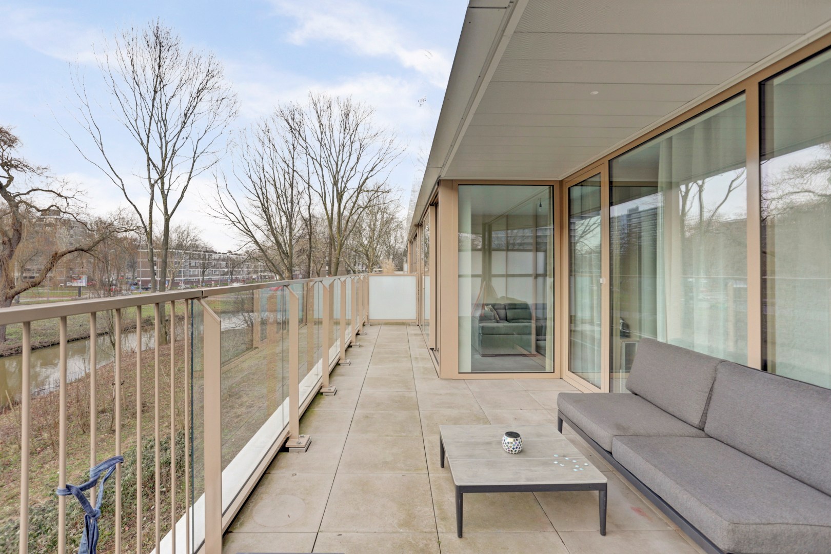 Modern en energiezuinig appartement (A++) met ruim terras op het westen, eigen parkeerplaats, fraaie keuken, badkamer en gelegen op eigen grond. 