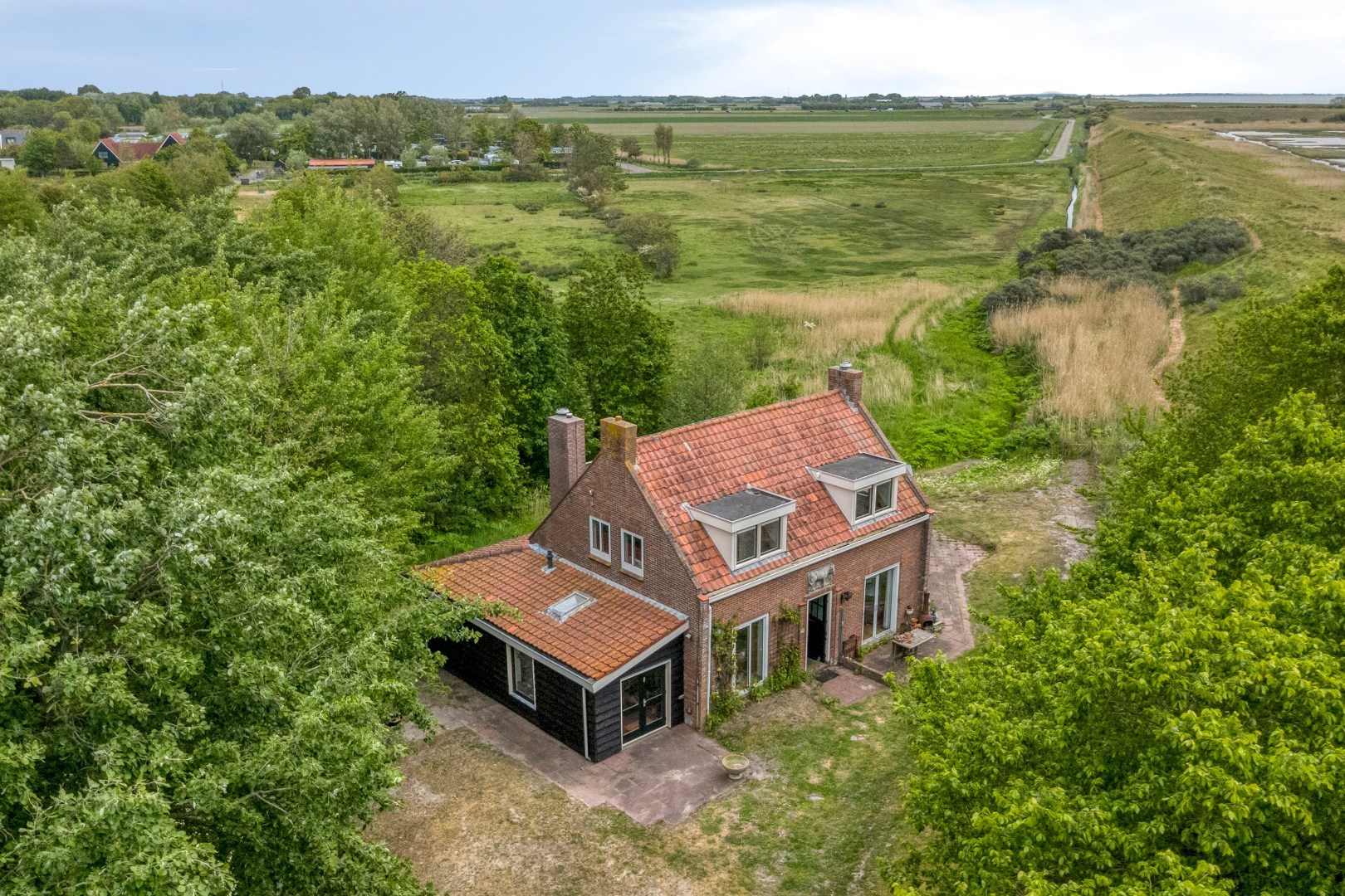 Een plek als deze komt zelden beschikbaar: een unieke combinatie van wonen tegen de duinen aan en nabij het strand en nabij de boswachterij op één van de meest geliefde plekken van de Zeeuwse kust. Bi 