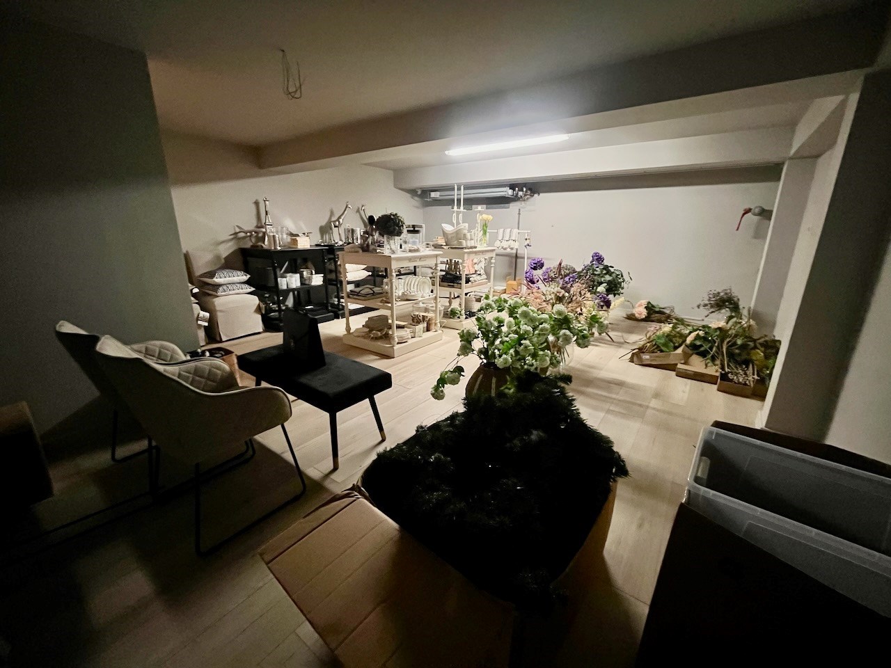 Local commercial lumineux avec une largeur de façade spacieuse (8m) et une vitrine de 22m. 