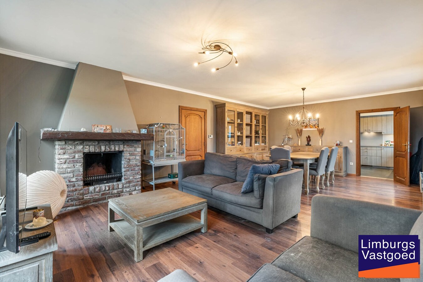 Landelijk gebouwencomplex voor paardenhouderij, op ong. 3ha 50a met stallen, weides/paddock, binnen-en buitenpiste, en woning. 