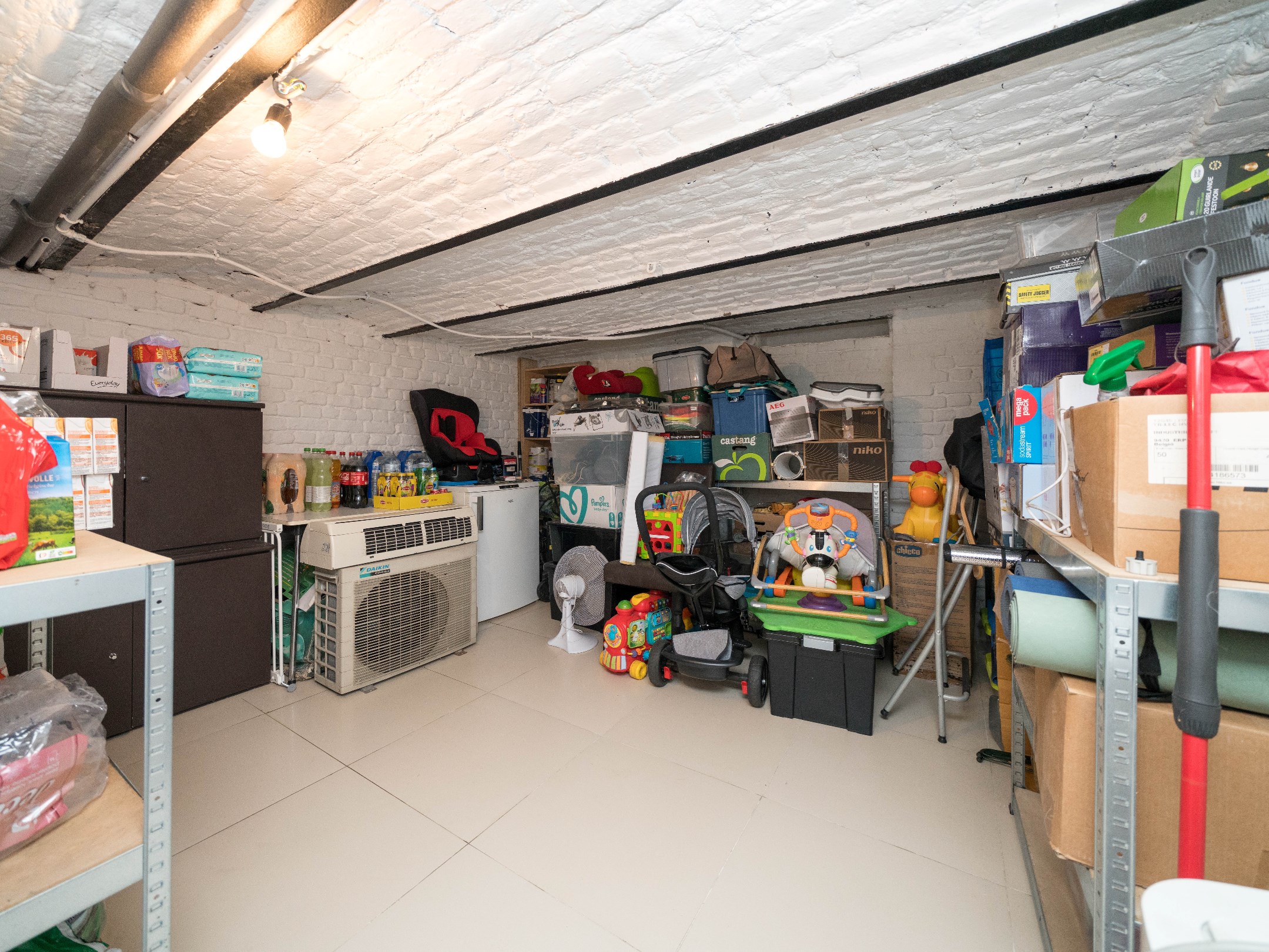 Zeer grote, instapklare woning met 6 kamers en 2 badkamers 