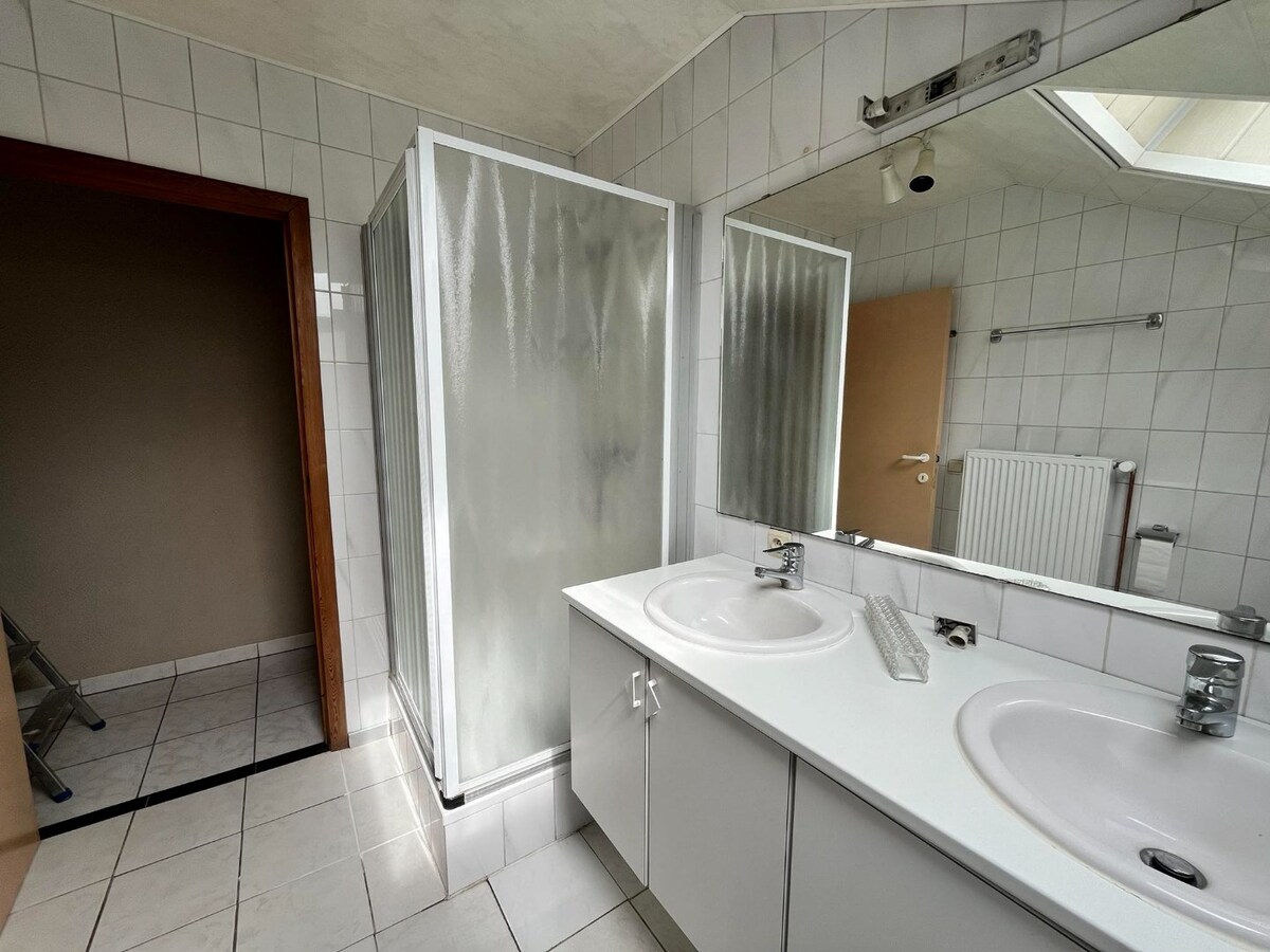 Ruim appartement met 2 slaapkamers en autostaanplaats te Leke 