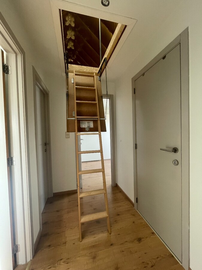 Verzorgde bel-etagewoning met 3 slpk, terras, patio  en garage nabij het centrum van As. 