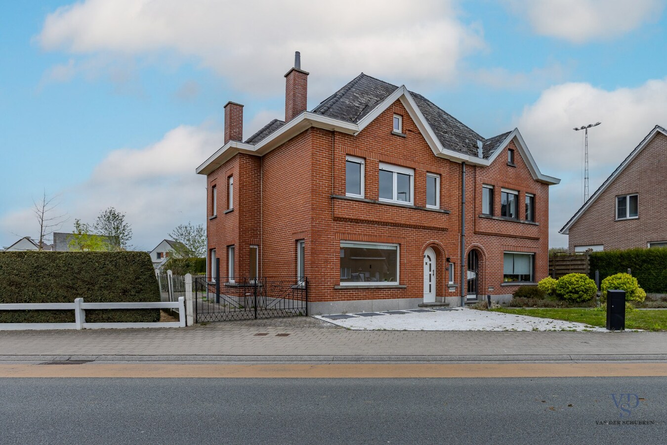 Ruime, deels gerenoveerde Half Open Bebouwing 