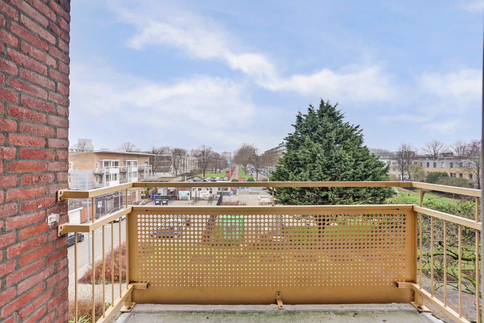 3-kamer appartement op de derde verdieping met balkon op het oosten en een berging van 13 m² in de onderbouw. 