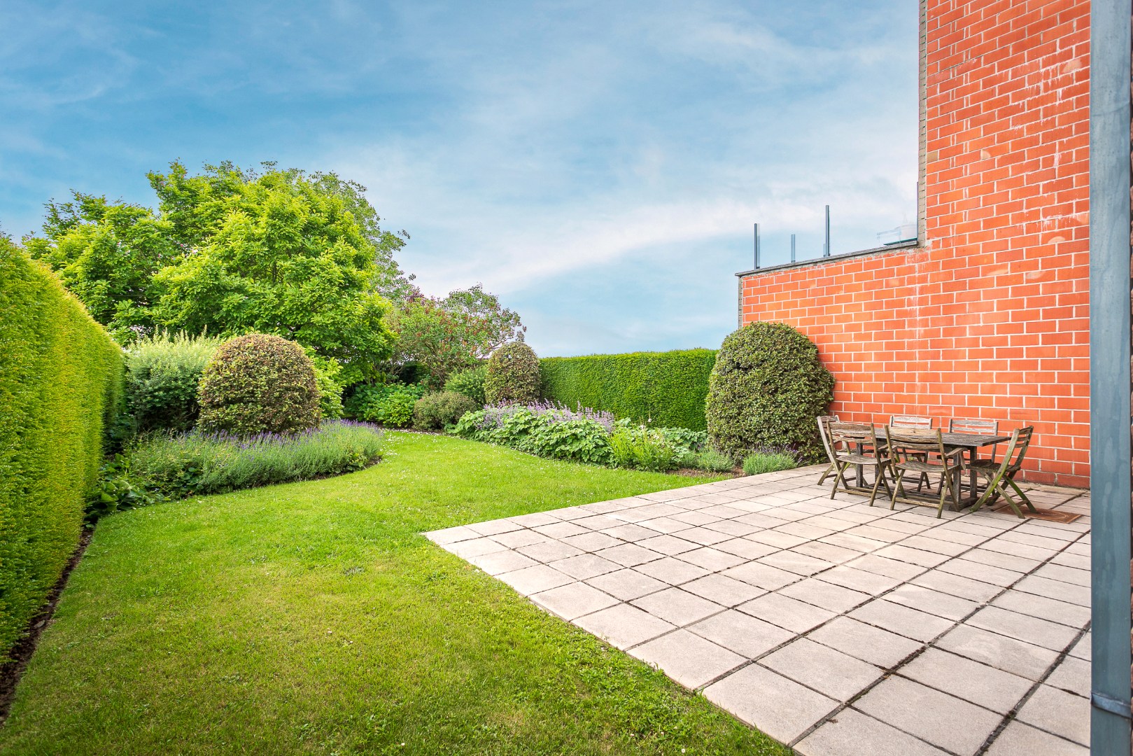 Verzorgde 3-gevelwoning met 3 slpk en tuin te Halle 