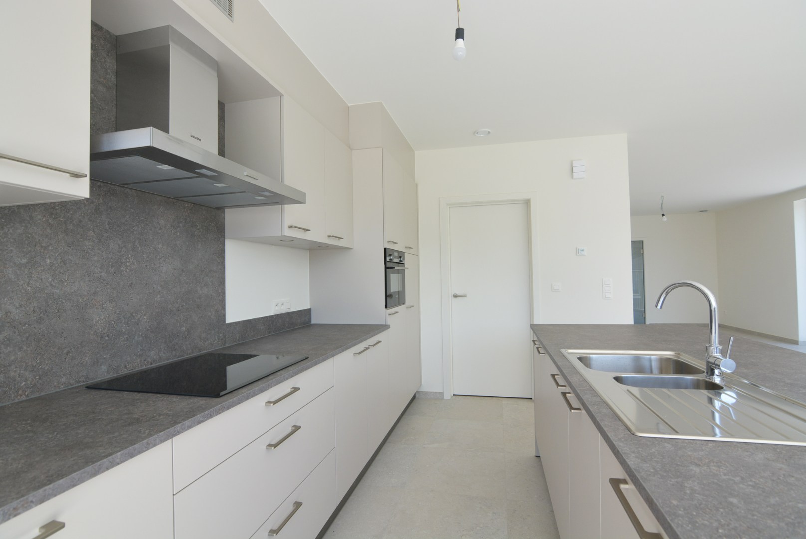 Moderne, energiezuinige, halfvrijstaande woning met carport op 3 a 80 ca. 