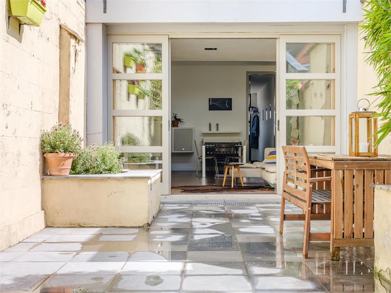 Lichtrijke en recent gerenoveerde woning op toplocatie aan het water 