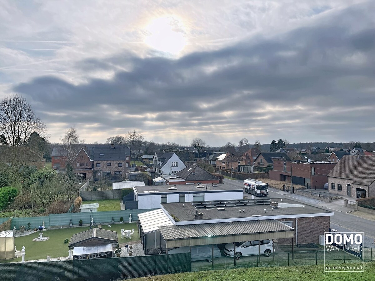 Penthouse met twee slaapkamers, ruim terras en autostandplaats te Kermt 