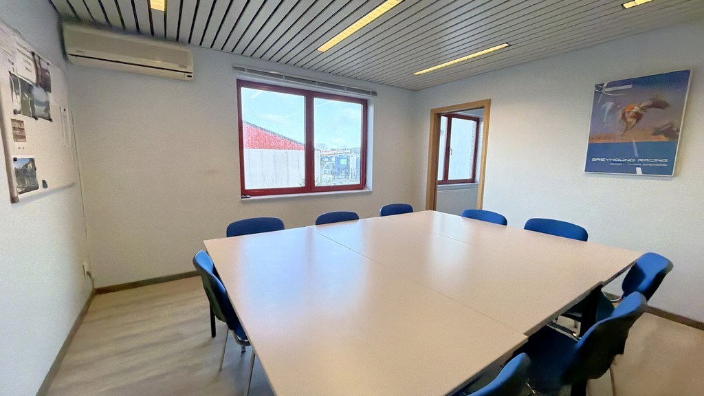 Bedrijfsgebouw met laadkades te huur nabij E313 in Olen