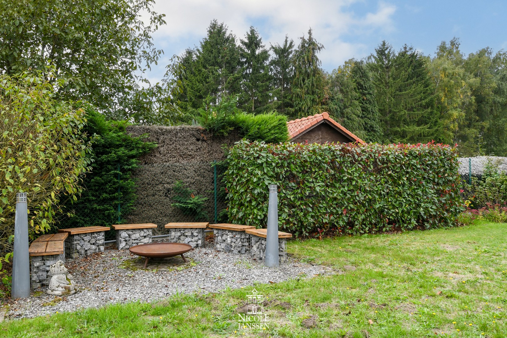 Diepe tuin met gezellige terrasjes