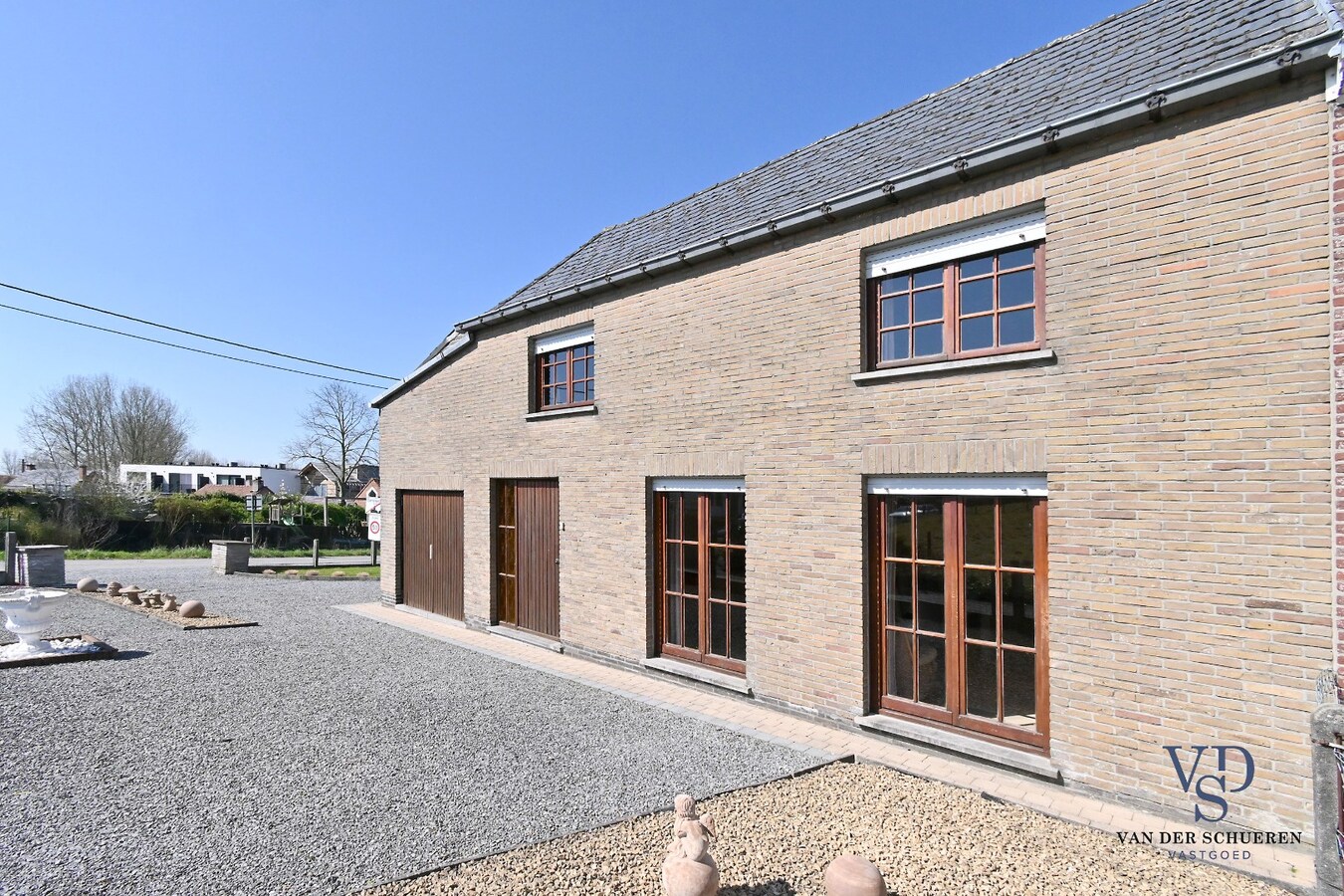 Op te frissen half open bebouwing 