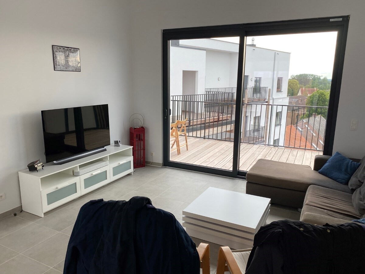 Uniek appartement (2 SUPER terrassen) op de Gaverse Markt !   LOFT-gevoel (hoogte : 3 m). 