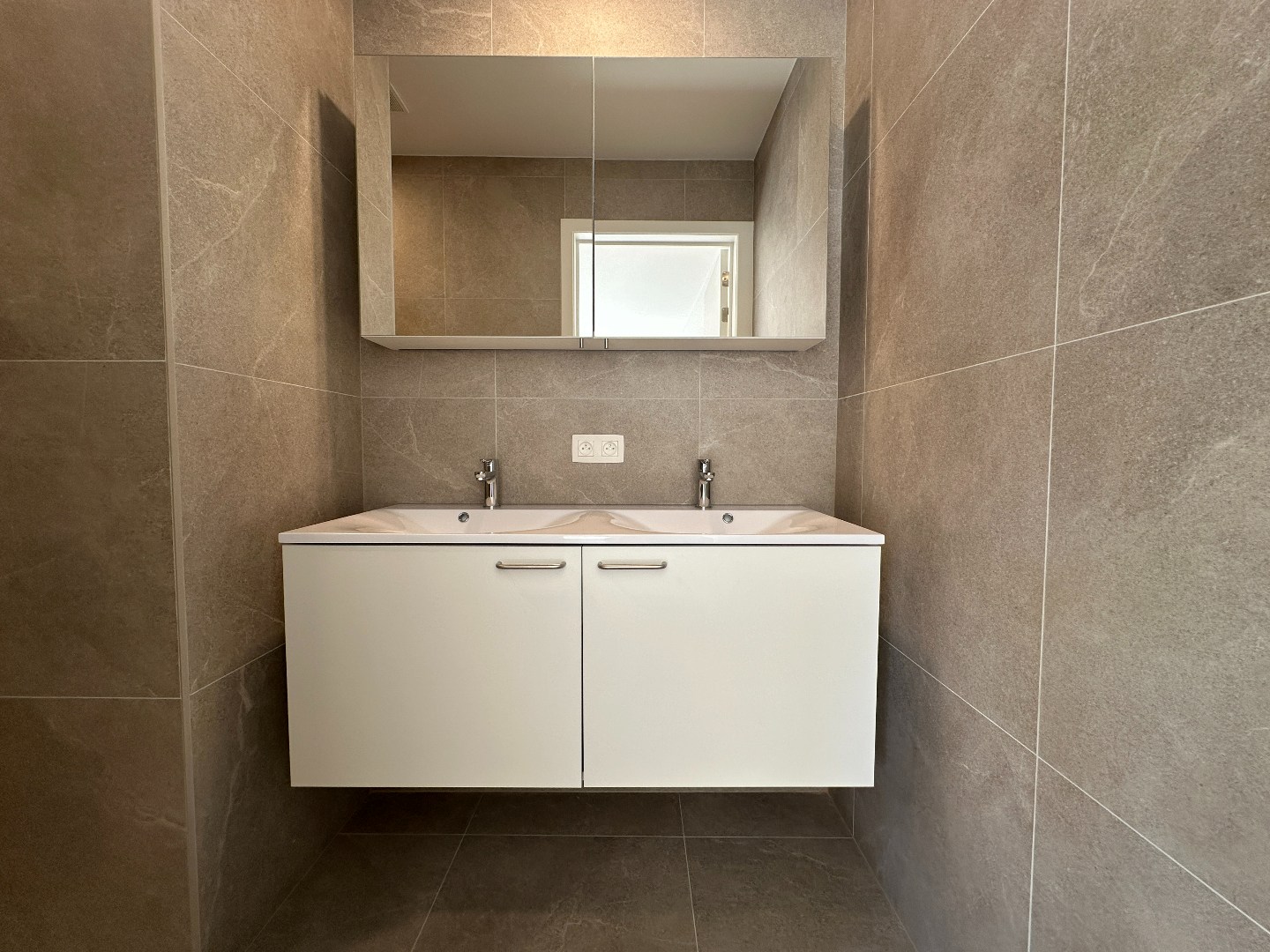 Instapklaar 1-slaapkamer appartement met mooi zonneterras, Torhout 