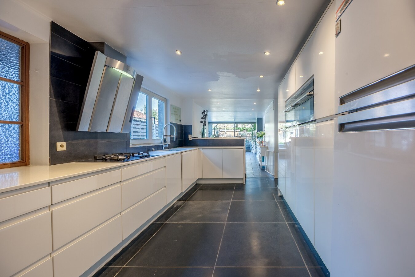 Uniek handelspand met woonst in het charmante Lissewege – tal van mogelijkheden! 