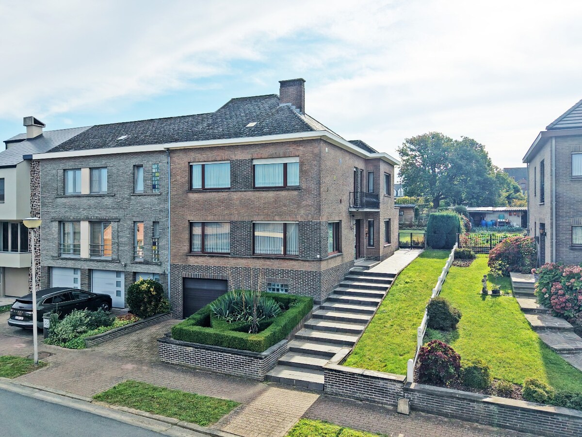 Solide bel-étage met 4 slaapkamers en tuin te Zottegem 