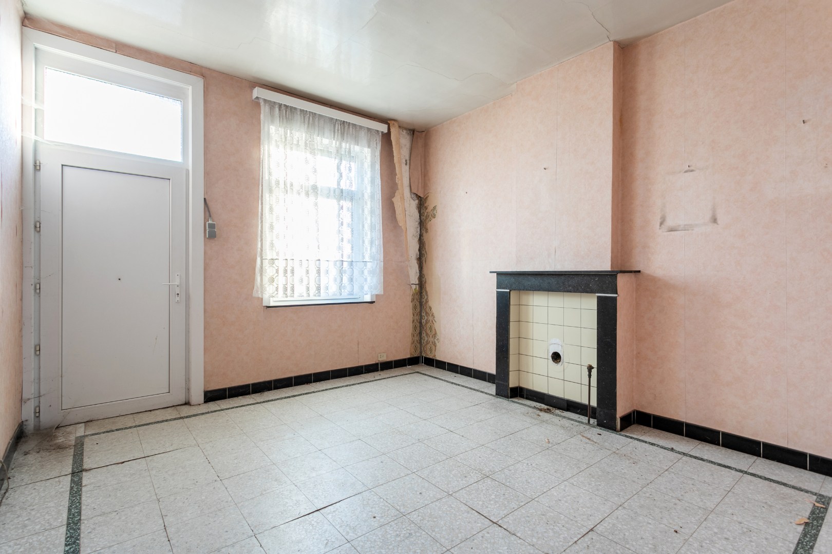 Te renoveren rijwoning met tuin te Vlezenbeek 