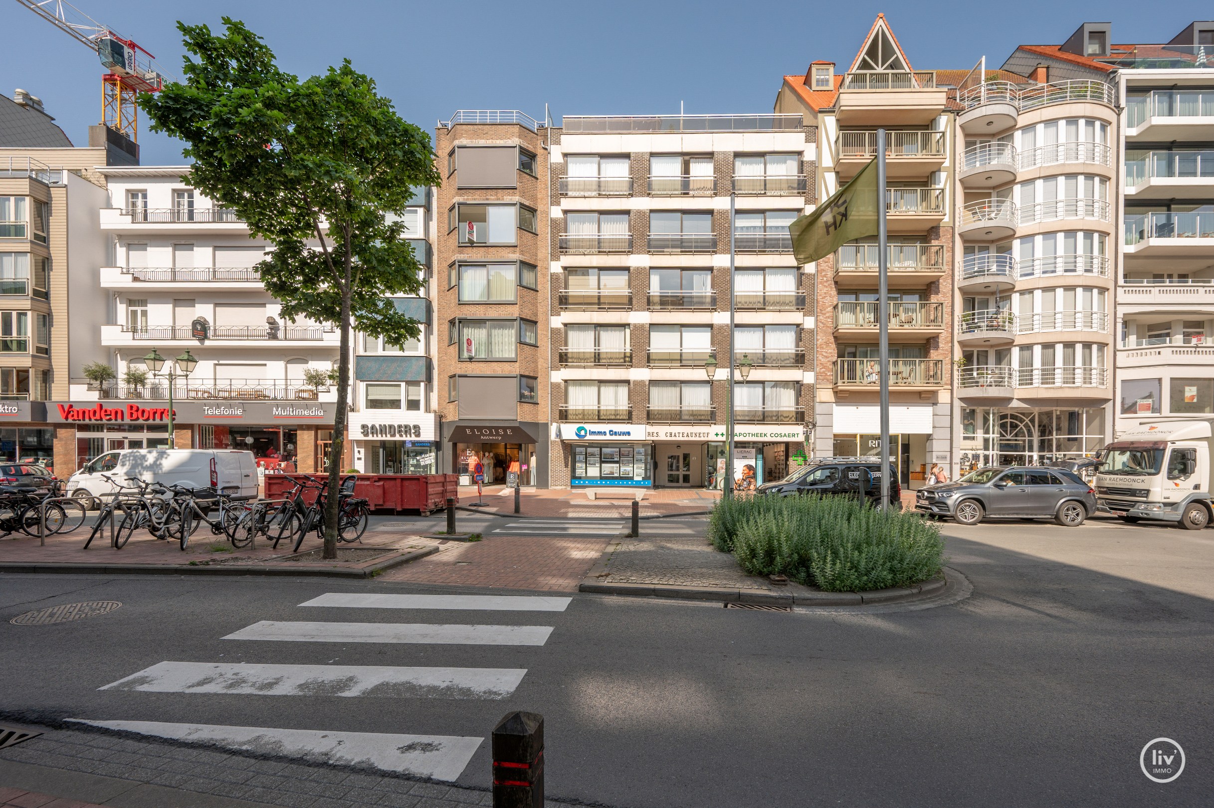 Meublé: Penthouse lumineux et récemment rénové avec une grande terrasse orientée au sud de 19m2, à distance de marche de la plage et des commerces. 