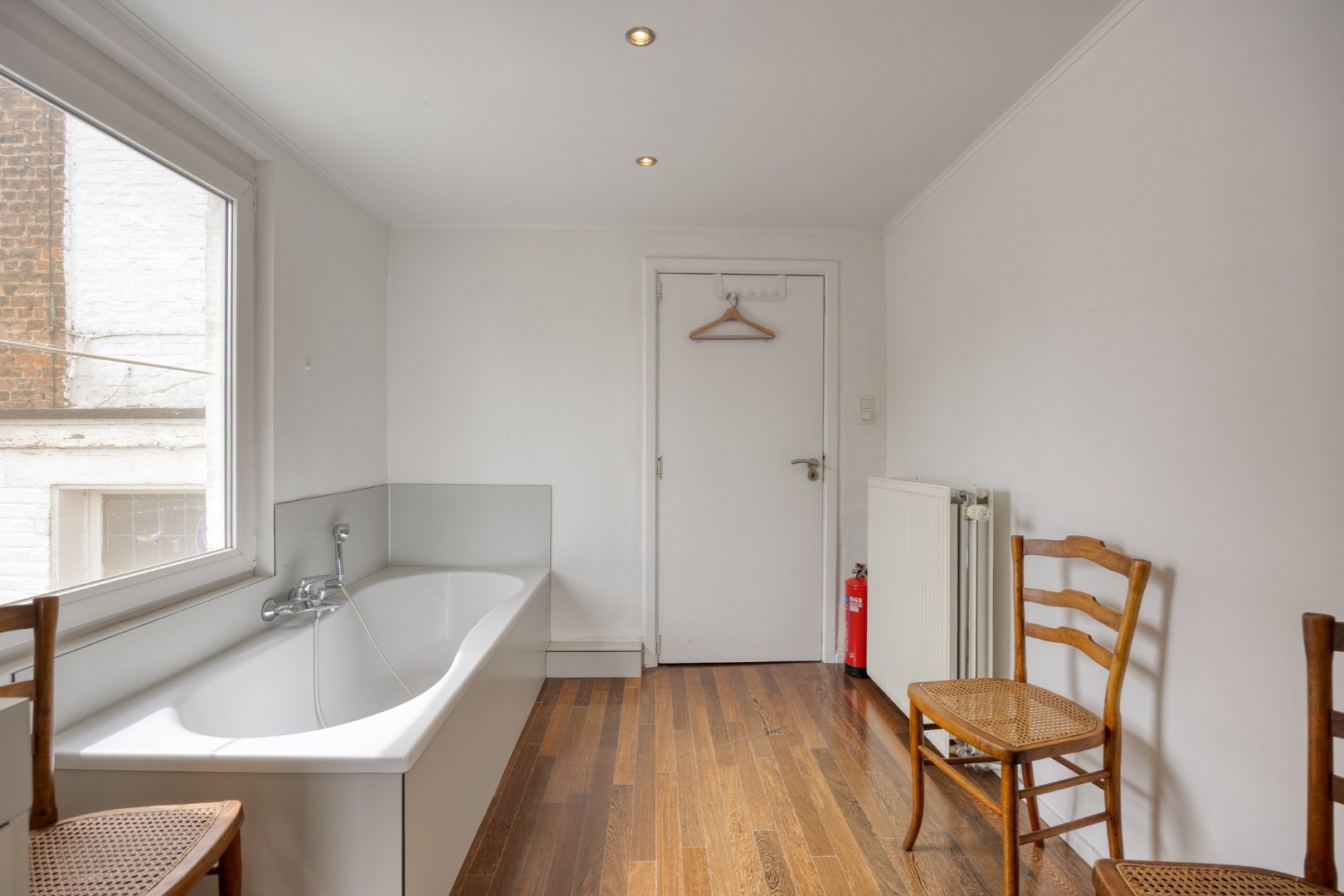 Ruime stadswoning met achteruitgang via Janseniusstraat met 4 slaapkamers, garage en tuin te Leuven- EPC 239kwh/m2 