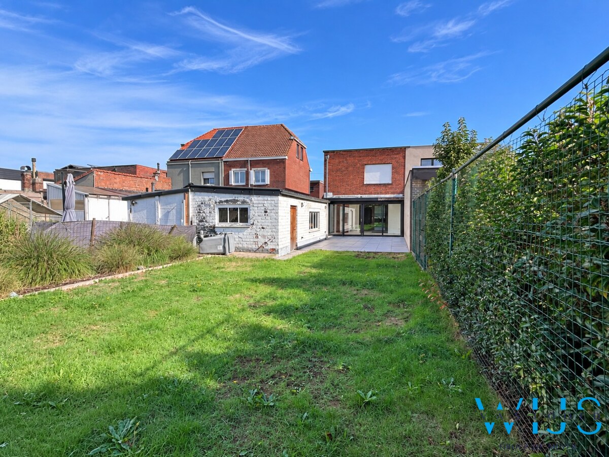 Gerenoveerde woning met diepe tuin en garage in Zelzate 